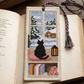 🐈📚 DIY Bokmärke med Korsstygn – Fyra Årstider Katt vid Fönstret ✨ Ett Mysigt Handarbete för Bokälskare