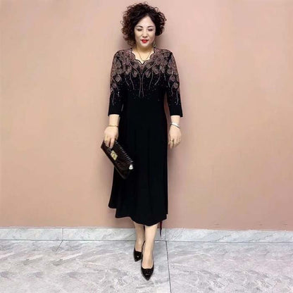 Elegant klänning för kvinnor med glittrande halsringning