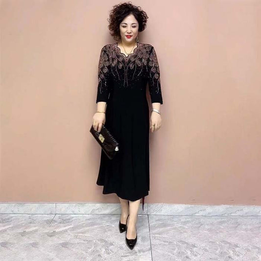 Elegant klänning för kvinnor med glittrande halsringning