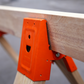 🛠️ 50 % RABATT NU! 🔧 Kraftig sågbockfäste med nedåtgående klämma – förstärkt design, halksäkra tänder & snabb montering ✨