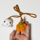 👻🎃 KÖP 2, FÅ 1 GRATIS! 🖤 Gör bilen redo för Halloween!  🏷️ Handvirkat Halloween-hänge för bilen – Kusligt Gullig Bildekoration