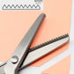 ✂️ 50 % RABATT NU! 🧵 Vågtandad Tygsax – Skapa Dekorativa Vågor på Tygkanter & Perfekt för Klädändringar ✨